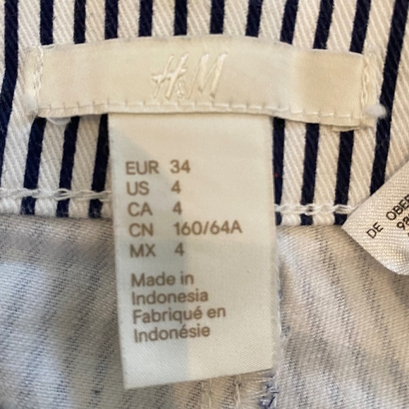 🎉H&M Black & White Striped Short Cuffed Shorts Women’s Size 4 - Picture 2 of 4